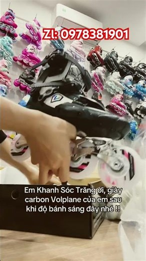 giày patin carbon Volplane của em sau khi độ bánh sáng 1 bên trắng 1 bên hồng tại Smart Patin