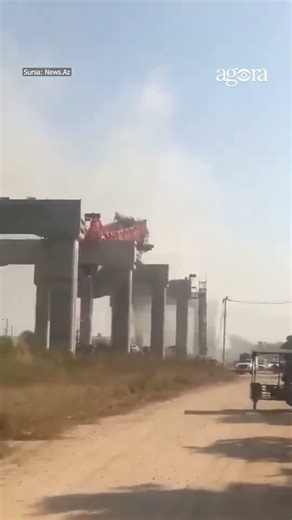 Thailanda: o macara a căzut peste un tren