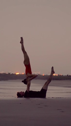 Beautiful flow 💫 #acro #acroyoga #partneracrobatics #acroflow