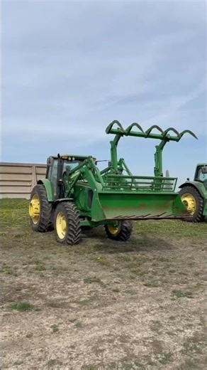 John Deere 7520 Farm Tractor