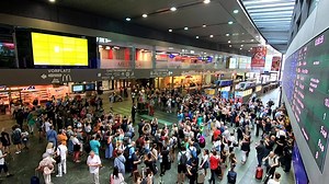 86K views · 2K reactions | Wir sind mit dem Flashmob am Wiener Hauptbahnhof so gut in die Woche gestartet, dass wir euch mit den Vienna Tenors ins Wochenende schicken wollen ;) | Österreichische Bundesbahnen (ÖBB) | Facebook