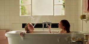 Planetarium : Lily-Rose Depp et Natalie Portman, soeurs médiums dans la première bande-annonce (VOST)