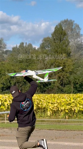 Hand landing the spectacular HobbyKing Bixler 1.1 PNF Glider 😂✅ . Check the full flight review here in my profile! . Powered by Chinahobbyline G 2200 mah 3S 70C 🔋🔥 . Link for HobbyKing and CNHL in my bio! ✅ . . . Follow my IG and TikTok pages for more!✅️ @ricks_jets_garage and susbscribe🔔 on my Youtube channel for the full flight videos in high quality, link in bio! . . . #rcplane #rcplanes #rcaeroplane #flying #airplanes #aviation #rc #rclife #rclifestyle #radiocontrol #avgeek #aviationgeek