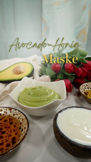 Avocado-Honig-Maske ganz einfach selbst machen🥑🍯 Schenk deiner trockenen Haut ein wenig Liebe und gönn ihr eine selbstgemachte Gesichtsmaske. Dafür mixt du eine halbe Avocado mit einem Esslöffel Honig, Olivenöl und einem Esslöffel Naturjoghurt, bis eine glatte Konsistenz entsteht. Trage die Maske auf deine gereinigte Haut auf und spüle sie nach 10-15 Minuten mit warmem Wasser ab. Voilà, so schnell geht ein Feuchtigkeitsboost für deine Haut 🚀✨! | CHANNEL21