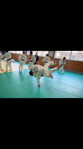 滝川中学校・高等学校柔道部 on Instagram: "本日、高校3年生の卒部式を行いました。今年の卒業生は守本先生が中学1年生から担任、主任を務めた学年でした。先生からは、『入ってきた時は少年柔道バリバリとかではなく、決して強い学年ではなかったけど、自分の学年ということもあり、過去ベスト3に入るぐらい厳しくしてきた。それでもよくついてきて、よく成長した』と嬉しい言葉をいただきました。この経験を活かし、次のステップでも頑張ってくれると思います。 卒業生から送られた色紙には中1からご指導いただいた中右先生のものも！本当に最高の生徒達です。 3年生のみなさん卒業おめでとう㊗️ #滝川高等学校 #滝川中学校 #滝川柔道部 #卒業式 #卒部式 #卒業おめでとう #お疲れ様 #ありがとう"