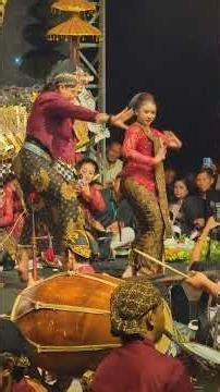 Sinden multitalenta tenan tarian bajing loncat terlihat luwes lentur gerakannya #nikensalindri
