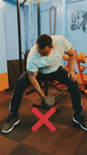 Curl Clarity: Right 🏋️‍♂️ vs Wrong 🚫#ConcentrationCurl#RightVsWrong#FormFables#FitnessFaceOff#Curl