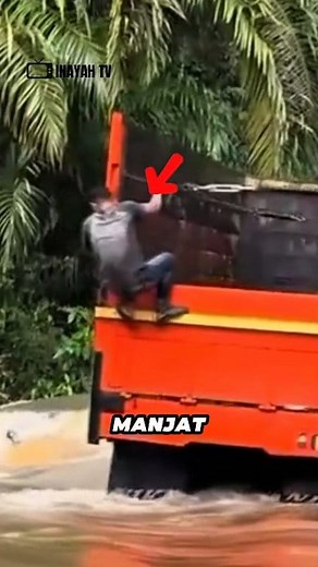 7.3K views · 39 reactions | Detik detik pria jatuh dari truk #truk #viral #banjir | Inayah Alkampari | Facebook