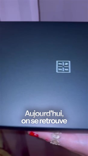 🧪 À propos de ZZEN Calm Nature du produit : complément alimentaire naturel (capsules) à base d’Ashwagandha KSM-66®, mélisse et safran. Objectif : aider à réduire le stress quotidien, améliorer l’humeur et la clarté mentale. Certifications & qualité : fabriqué en Espagne dans un laboratoire certifié (normes IFS Food, GMP, NSF, etc.). Public visé : adultes confrontés à du stress ou à des situations exigeantes (travail, études, mode de vie intense). 🧬 Sur le laboratoire ZZEN Origine : ZZEN Labs e