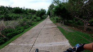 Sa paglalakbay sa Pilipinas, mararanasan mo ang kakaibang ganda ng mga isla mula sa puting buhangin ng Boracay hanggang sa kahanga-hangang tanawin ng Palawan. Ang mayamang kultura, makukulay na pista, at masasarap na pagkain ay bahagi ng natatanging karanasan. Kilala rin ang mga Pilipino sa kanilang magiliw at mapag-arugang kalikasan, laging handang magbahagi ng kanilang mga kwento at ngiti. Sa bawat hakbang mo sa Perlas ng Silangan, tiyak na puno ng kasiyahan at pagmamahal ang iyong paglalakbay