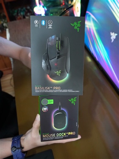 A new combo just entered the all-around game. The all new #RazerBasiliskV4Pro and #RazerMouseDockV2Pro ~ Shout outs to @Razer for sending this phenomenal duo~ #razer #apexlegends