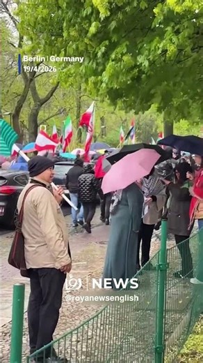 Berlin protesters display images of Yasser Arafat during rally