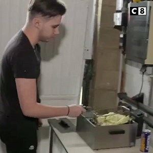 "Tous les Belges aiment les 🍟 et en mangent beaucoup" PASCAL LE GRAND FRERE se rend en Belgique, chez Julien et Nicolas, ce jeudi, à 21h. 🇧🇪 | C8