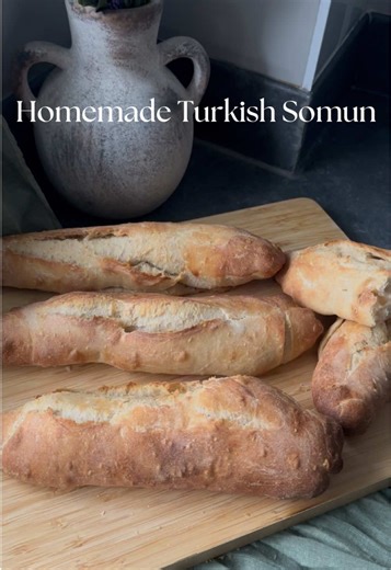 Sound on 🤍 That crust… I can’t deal 😍 Hummus? Butter? Or straight out the oven? Recipe below: Ingredients •\t2 cups cold water •\t1 tsp instant yeast •\t530 g bread flour •\t1 tsp salt •\tOil (for handling) Method 1.\tMix water and yeast 2.\tAdd flour, mix, then add salt 3.\tKnead 8 minutes — dough will be soft and sticky (this is normal) 4.\tLightly oil the dough, cover, and rest at least 1 hour until 2–3× bigger 5.\tGently deflate, divide into 4 pieces, oil lightly and rest 15 minutes 6.\tOi