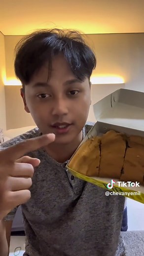 Martabak tipker yang dicari itu sederhana: tipis, kering, bunyi kress di gigitan pertama, dan manisnya pas. Topping rata, nggak bikin enek, dan tiap potongnya konsisten. Bukan martabak yang ribet, tapi justru itu yang bikin nagih—ringan dimakan, berat di rasa puas. #martabaktipker #martabakmanis #martabaktipis #kulinerlokal #kulinerjogja