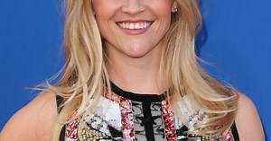 Reese Witherspoon & Scarlett Johansson Slayed This Holiday Classic On "The Tonight Show"