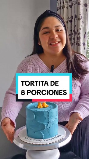 Cuánto pagarías por una torta así? Te leo 🧐👇🏻 Oigan, los precios que les pongo a mis tortas estan en base al DISEÑO y CANTIDAD DE PORCIONES. Aprox la porción la cobro entre 18 a 23 soles, asi que si a eso le suman los adicionales de detalles o muñecos modelados, ya pueden sacar aprox cuánto saldrá 🤗 Por otro lado, a ésta torta le saco 8 porciones bien generosas, PERO OJO, es porque trae las medidas con las que YO trabajo, si ustedes o sus pasteleros tienen otras medidas ESTÁ BIEN En cuanto a