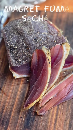 CookAndRoll.eu - Food blog on Instagram: "{Recette} Magret fumé et séché Variation sur le thème du magret de canard séché, cette fois avec un supplément de saveur apporté par le fumage à froid au bois de cerisier. J'ai utilisé l'incroyable tirage de mon kamado @forestgrillbbq (une belle découverte!) pour un fumage régulier de quatre heures en continu. Belle saveurs de fumage doux, mariées à la puissance du canard et du poivre @noirdivoire_poivre_azaguie_ Ingrédients: 1 magret de canard (450-500g