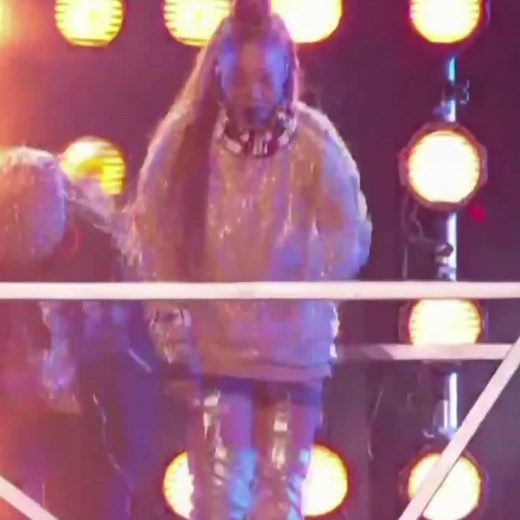 Janet Jackson doing the African dance move 'Akwaaba Dance' at the Billboard Music Awards Show African dance moves are becoming more popular each day 🙌🏿 | Worldofafrica.tv