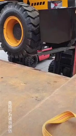 2.3M views · 4.4K reactions | So dumbb #fails #excavator #dozeroperator #bigmachinery #bigmachines | Kisah Hidup | Facebook