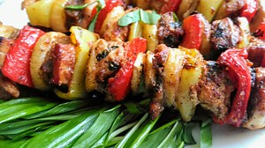 Grilování levou zadní: Na domácí grilovací směs můžete využít koření, které máte běžně doma. Maso tak bude přesně podle vaší chuti