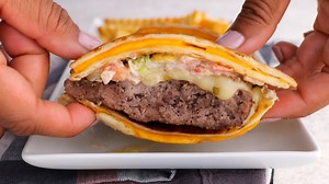 2.8K views · 30 reactions | ✨ 홍홀혾홄홋홀: https://copykat.com/copycat-applebees-quesadilla-burger/ If you have never tried the amazing APPLEBEES QUESADILLA BURGER you are in for something extraordinary. Part burger, part quesadilla, all 100% delicious. Make this amazing cheeseburger recipe in under 30 minutes! | CopyKat Recipes | Facebook