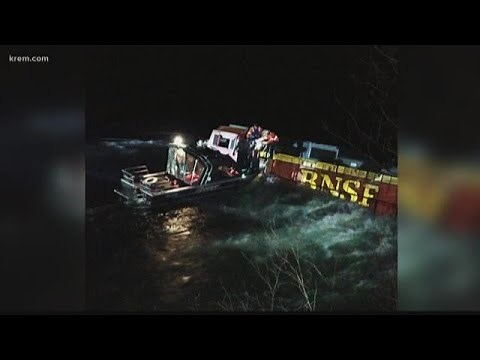 Crews work to clean up BNSF train derailment in Kootenai River in Boundary Co.
