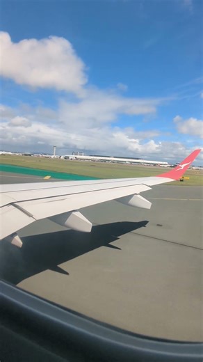Embraer 190 take off. Qantas QF1933 | Brisbane | Australia #onlyinaustralia #planespotting #takeoff