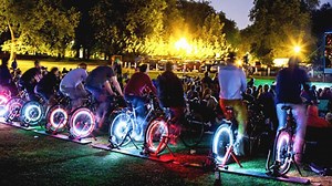 Cinematograful verde care functioneaza pe baza de pedalat. De cate biciclete este nevoie pentru o proiectie de film