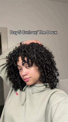 Because again, I’m standing by @The Doux Hair Care products when it comes to a long lasting curl routine 🤝🏼 Click the link in my bio to get 10% off! #thedoux #hairproducts #curlyhair #washandgo #diffuser