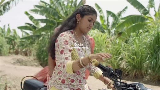 𝙈𝙖𝙧𝙖𝙩𝙝𝙞𝙘𝙡𝙞𝙥 on Instagram: "🎬 चित्रपट: सैराट (Full Movie Download Link 🔗 in Bio) 📅 वर्ष: २०१६ 🎥 दिग्दर्शक: नागराज मंजुळे ⭐ मुख्य कलाकार: आकाश ठोसर, रिंकू राजगुरू, तानाजी गलगुंडे, अरबाज शेख 📖 कथासारांश: सैराट हा ग्रामीण महाराष्ट्राच्या पार्श्वभूमीवर उलगडणारा एक धाडसी आणि वास्तववादी प्रेमपट आहे. उच्च जातीतल्या आर्ची आणि खालच्या जातीतल्या परश्याचं प्रेम समाजाला मान्य नसतं. विरोध, धमक्या आणि हिंसाचार यांपासून वाचण्यासाठी दोघेही घर सोडून पळून जातात आणि नव्या आयुष्याची सुरुवात करतात. मा