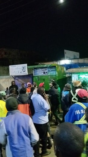 This video was taken on Monday at 11:15pm. This guy alisalimiwa after ameomba mzee simu aweke sim card alipe simu yake ya Mkopa. Kumbe jamaa ni swapper. Mzee naye aligundua mapema sana. Watu wa bike walikuwa wamechoka hawana kazi walijipea kazi ASAP. Kama sio polisi. | Sultan Quevoh