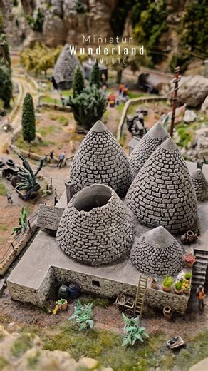 Miniatur Wunderland Hamburg | Landschaften, Burgen und Berge Miniatur Wunderland – Kurzbeschreibung Das Miniatur Wunderland in Hamburg ist die größte Modelleisenbahnanlage der Welt – ein lebendiges Mini-Universum voller Bewegung, Licht und winziger Geschichten. Es liegt in der Speicherstadt und gehört zu den beliebtesten Sehenswürdigkeiten der Stadt. ✨ Auf einen Blick - Größte Modelleisenbahn der Welt mit tausenden Metern Gleisen, autonomen Autos und einem Flughafen, auf dem Flugzeuge starten un