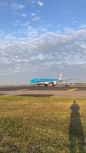 KLMs gorgeous as ever 787-10 Dreamlifter taxiing to the ramp after arriving to JFK from Amsterdam! #boeinglovers #aviationphotography #aviationgeek #jfkairport #787dreamliner #b787 #boeing787 #KLM | Spottinplanes