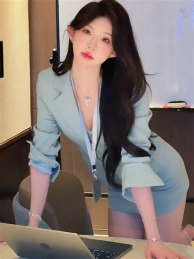 Elegant Walk of a Chinese Model in Street Style