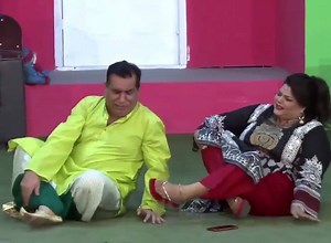 5M views · 173K reactions | روزانہ نیا اسٹیج ڈرامہ دیکھنے کے لئے ناصر چنیوٹی کے یو ٹیوب چینل کو لنک پر کلک کر کے سبسکرائب کر لیں اور ساتھ بیل آئیکن کو بی دبا دیں https://www.youtube.com/channel/UC4kOTSGD92f79YEvUrq1tjA?sub_confirmation=1 | Stage Drama Clips | Facebook