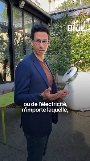 Avec sa start-up Kumulus, Iheb Triki s'est donné pour mission d'apporter de l’eau en Afrique et au Moyen-Orient. Accompagné par Orange, il a conçu une machine compacte qui transforme l’air en eau potable grâce à l'énergie solaire. Voilà comment ça marche. | Brut