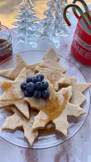 Bekah | Bite-sized Swiftie Inspo on Instagram: "Wishing you such a happy Christmas today! Here’s your sign to make sheet pancakes in the near future, cause they’re so good 🥞🎄 #swiftie #taylorswiftfan #swiftmas"