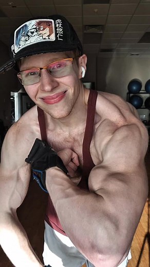 biceps feeling pumped :) #veins #biceps #fittok #blowthisup #gymmotivation #shredded #Flex #fyp #bodybuilding | Noah Kiesau II