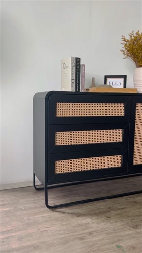 𝐑𝐀𝐓𝐓𝐀𝐍 𝐂𝐎𝐍𝐒𝐎𝐋𝐄 𝐓𝐀𝐁𝐋𝐄 𝐈𝐍 𝐁𝐋𝐀𝐂𝐊 ✨Terbaru untuk anda rattan console table dari Ella Furniture. Material solid wood & rattan dan berwarna hitam. Ada yang berkenan tak produk terbaru Ella Furniture ni ? | Ella Furniture Malaysia