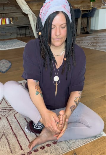 Oiling your feet before bed is a simple ritual that brings surprisingly deep benefits. Warm oil nourishes the skin, relaxes tired muscles, improves circulation, and helps calm the mind for more restful sleep. This grounding practice supports overall well-being by connecting you back to your body at the end of the day. A tiny act with a big impact. #FootCare #WellnessRitual #SelfCare #Grounding #HolisticLiving