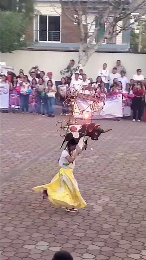 Que bonito se puso a bailar el Torito esta muchacha de la Mixteca en un evento cultural #oaxaca #mx