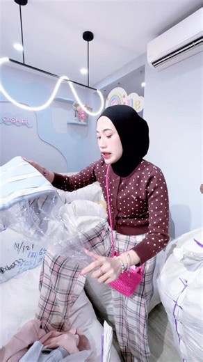 Bee N’ Boo on Instagram: "Spill tipis tipis katalog baru di beenboo👀😋🫵🏻 Enaknya launching kapan ya babez🤔"