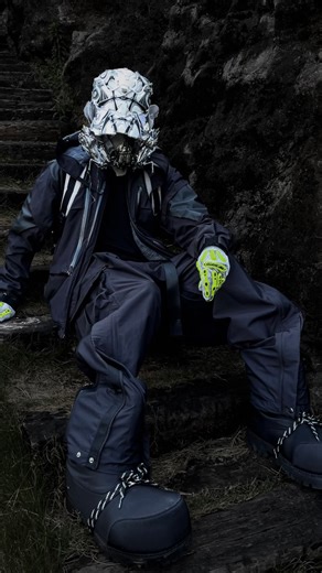 A hard-shell mountain-shaped thermal jacket 🦅 RL OOTD|解鎖城市戶外穿搭公式 🎬 一件硬殼的座山雕保暖外套🦅 就能把城市戶外風玩明白🌐搭配硬殼衝鋒褲 硬質面料⚫️與同色系的協調 既有戶外的防護性又不失街頭的潮流感🎬 風帽的多重形態調節還能增添幾分酷帥 就算不去戶外日常出街或citywalk都超適配上下裝寬松立體的版型⛓️不挑身材還能給活動留出餘量妥妥的城市戶外風穿搭神器🔥 RL | REINDEE LUSION 3合1座山雕POLARTEC抓絨2L硬殼保暖外套外套🟢⚫️ RL | REINDEE LUSION X型雙褶廓形DERMIZAX 3L硬殼防水劍道衝鋒褲🔵⚫️ RL OOTD | Unlocking the Formula for Urban Outdoor Outfits 🎬 A hard-shell mountain-shaped thermal jacket 🦅 is all you need to master urban outdoor style 🌐 Pair it with hard-she