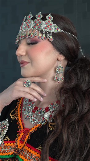 Robe kabyle noir disponible Tailles disponibles: S,M, L Prix: 100$ Modele : @bnhm.dz Makeup: @Celiaabeautyy Photographe: @pin_kshot . . . . . F&S Clothes Farah Fareh @à la une #robealgerienne #fandsclothes #robekabyle #kabylie