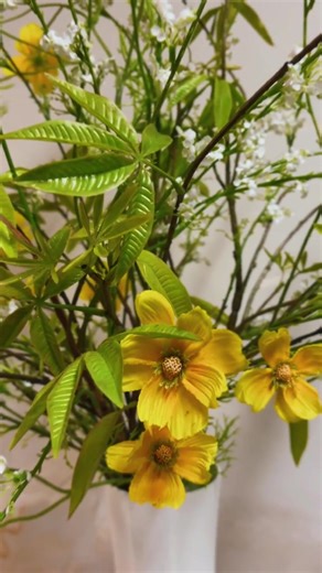 Look at this gorgeous spring arrangement, beautifully curated by our wonderful customer! We love seeing how you mix and match our silk flowers to create your perfect bouquet. This is what we love about our concept - you get to be your own flower artist! Pick your favorites, create your unique style, and enjoy endless spring vibes. Want us to help you create your own everlasting spring arrangement? Just text us! We'll help you. ✨ Sustainable beauty ✨ Mix & match your favorites ✨ Enjoy forever #Fl