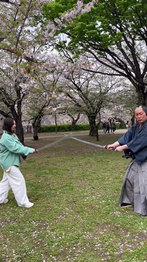 【侍さんぽ】大坂城で戦う？ #samurai #ninja #shorts #女剣士 #大阪城 野内花峰 野内花峰さんInstagram https://www.instagram.com/kaho_nouchi?igsh=OXoyNGl6YmE3OWxq 野内花峰さんプロフィール 8歳で殺陣師の父に弟子入り。 舞台出演・指導を中心に活動。 世界各国で公演やレッスンを行い、殺陣の魅力を発信。 SNSフォロワー数は43万人を超え、グローバルに発信を続ける本格的女剣士。 @アニキ @RO2（田ノ中亮資） @Samurai 野内花峰 Nouchi Kaho