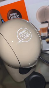 ☕✨ KRUPS Dolce Gusto KP1A3AF0 – savršena kafa kod kuće! ✨☕ Uživaj u kafi profesionalnog kvaliteta svaki dan uz ovaj kompaktni aparat na kapsule 👌 Zahvaljujući visokom pritisku do 15 bar, svaka šoljica ima bogatu aromu i savršenu kremu ☕🔥 🌟 Glavne prednosti: 🔹 Jednostavno korištenje – ubaci kapsulu i uživaj 🔹 Kompaktan dizajn – idealan za male kuhinje i kancelarije 🔹 Veliki izbor napitaka – espresso, cappuccino, latte macchiato, čaj, čokolada 🔹 Brzo zagrijavanje – kafa spremna za par trenu