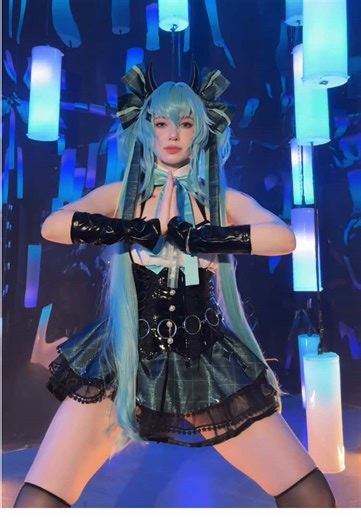 Hatsune Miku Cosplay Dance Excitement
