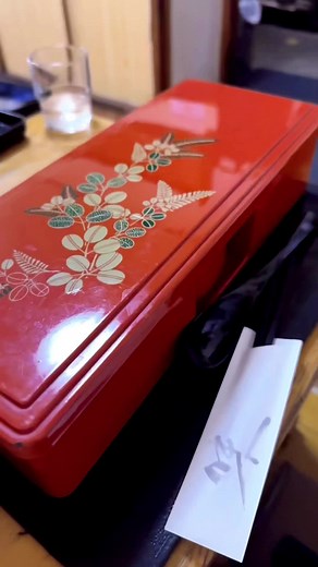 🥢✨【生そば末松の贅沢どんぶりセット】✨🥢 「がっつり食べたいけど、さっぱりも欲しい」 👉 そんな欲張りを叶えてくれる町の名店。 奇跡的にスムーズに入店できたけど、 気づけばテーブルも座敷も満席に！ 相席になりつつも、賑わいに包まれるのもまた楽しい😊 夏休みだからか、お店の子供たちも一生懸命お手伝い。 将来はきっと、このお店を支える“有望な後継ぎ”に…🍵 🍽 セット内容 ✅ サクサク衣×とろ〜り玉子の【カツ丼】 ✅ のど越し抜群の【ざるそば】 ✅ 〆はホッと落ち着く【そば湯】でリセット こういう“何気ないけど心に残るランチ”こそ、ご褒美ですね😊 午後からは眠気との戦いスタート😂💤 #生そば末松 #カツ丼 #ざるそば #そば湯 #町の名店 #ご褒美ランチ #ほっこりランチ #飯テロ #ローカルグルメ #福岡グルメ #リールグルメ #日常の幸せ #夏休みの思い出